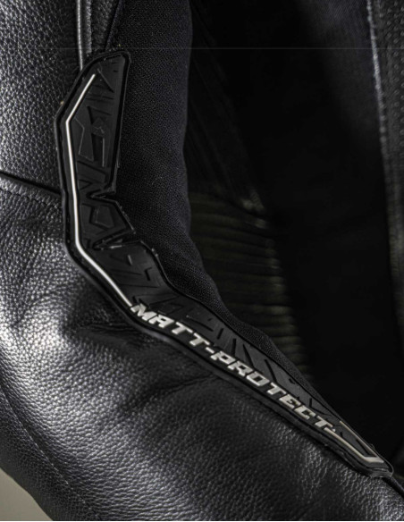 Combinaison moto en cuir pour route et circuit noir normé CE AAA airbag ready in&motion et techair alpinestars et helite intégré