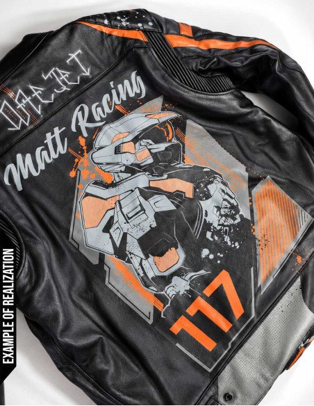 logo 117 imprimé en gris et orange ktm sur un blouson moto en cuir vontage personnalisable matt racing