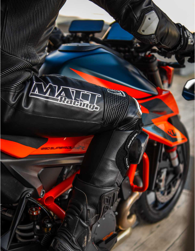jambe de notre cuir moto avec airbag intégré Helite, normé AAA, sur une KTM