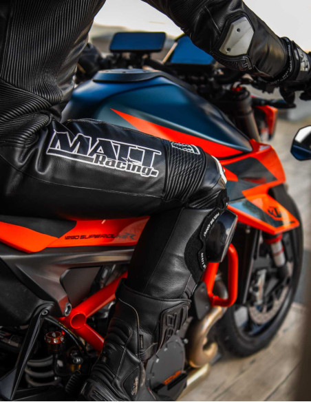 jambe de notre cuir moto avec airbag intégré Helite, normé AAA, sur une KTM